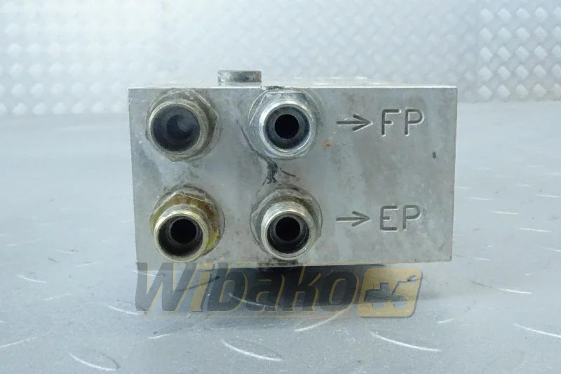 Liebherr 9885358 - Yakıt filtresi - İş makinaları: fotoğraf 1 Liebherr 9885358 - Yakıt filtresi - İş makinaları: fotoğraf 1