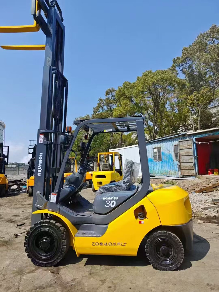 KOMATSU 3-ton - Dikey platform: fotoğraf 1 KOMATSU 3-ton - Dikey platform: fotoğraf 1