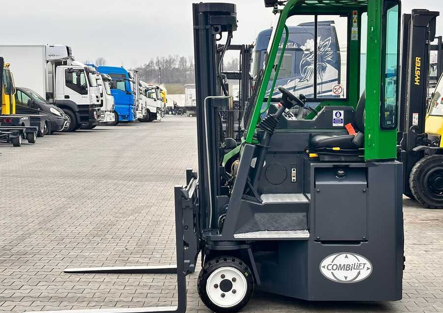 Combilift C2500CB / TRIPLEX / DIESEL / 4900MM / FREE LIFT / POSITIONER 1720MM / LIKE NEW - 4 yönlü reach truck: fotoğraf 3 Combilift C2500CB / TRIPLEX / DIESEL / 4900MM / FREE LIFT / POSITIONER 1720MM / LIKE NEW - 4 yönlü reach truck: fotoğraf 3
