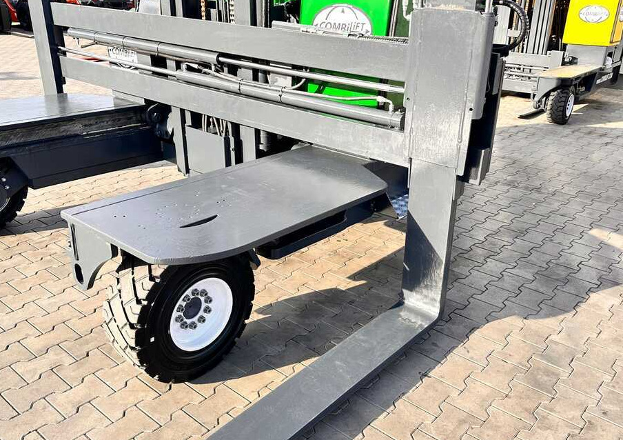 Combilift C5000XL / LPG / AIR CONDITIONING / WIDE POSITIONER / DUPLEX MAST / ADJUSTABLE FORKS / NEW TIRES / EXCELLENT CONDITION! - 4 yönlü reach truck: fotoğraf 5 Combilift C5000XL / LPG / AIR CONDITIONING / WIDE POSITIONER / DUPLEX MAST / ADJUSTABLE FORKS / NEW TIRES / EXCELLENT CONDITION! - 4 yönlü reach truck: fotoğraf 5