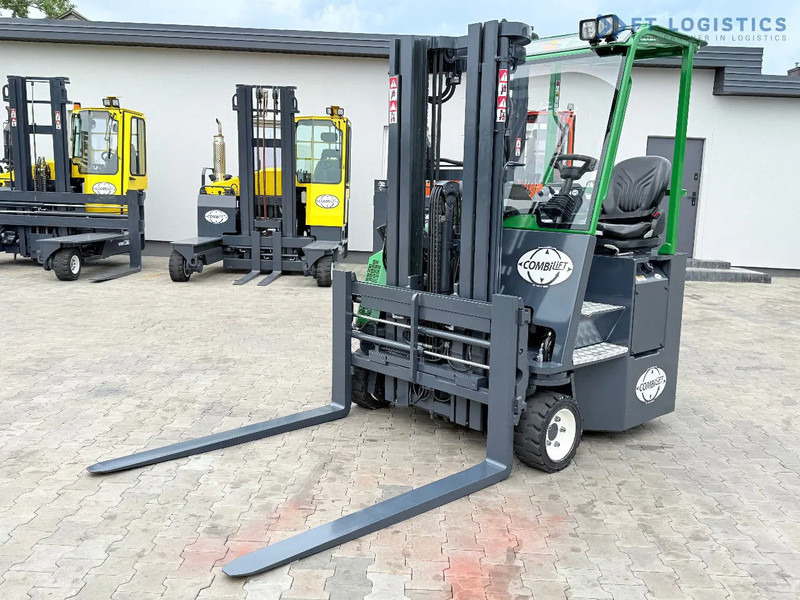 Combilift CB3000 / DIESEL / TRIPLEX 4900MM / FULL FREE LIFT / SIDE SHIFT / FORK POSITIONER / 1500MM FORKS / LIKE NEW CB3000 / DIESEL / TRI - 4 yönlü reach truck: fotoğraf 3 Combilift CB3000 / DIESEL / TRIPLEX 4900MM / FULL FREE LIFT / SIDE SHIFT / FORK POSITIONER / 1500MM FORKS / LIKE NEW CB3000 / DIESEL / TRI - 4 yönlü reach truck: fotoğraf 3