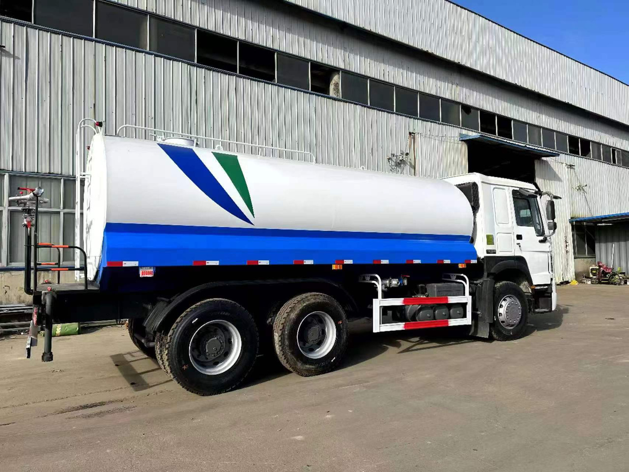 SINOTRUK 20  cubic  meters  tanker - Tanker kamyon: fotoğraf 5 SINOTRUK 20  cubic  meters  tanker - Tanker kamyon: fotoğraf 5