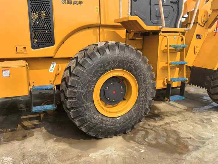 China Famous Brand LiuGong Medium-sized Wheel Loader LiuGong 856N Loader for Earthmoving, Mining, Construction for Sale - Tekerlekli yükleyici: fotoğraf 5 China Famous Brand LiuGong Medium-sized Wheel Loader LiuGong 856N Loader for Earthmoving, Mining, Construction for Sale - Tekerlekli yükleyici: fotoğraf 5