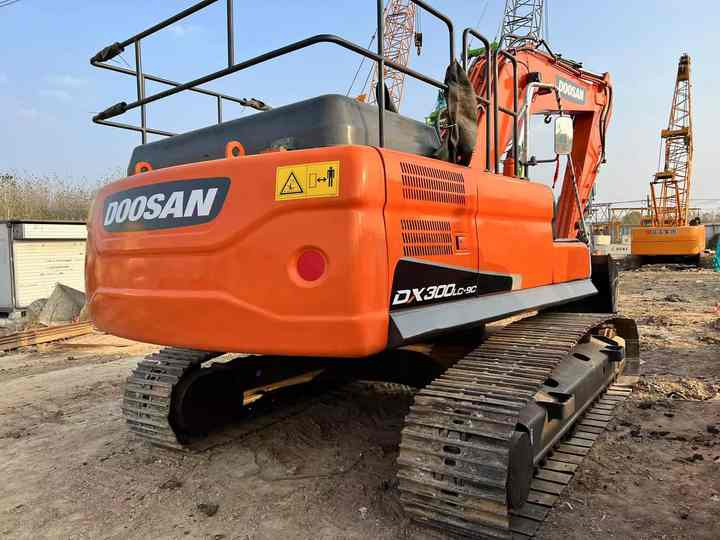 Used Digger DOOSAN DX300 Construction Machinery Construction Digger Used DOOSAN DX300 Cheap Excavator - Paletli ekskavatör: fotoğraf 3 Used Digger DOOSAN DX300 Construction Machinery Construction Digger Used DOOSAN DX300 Cheap Excavator - Paletli ekskavatör: fotoğraf 3