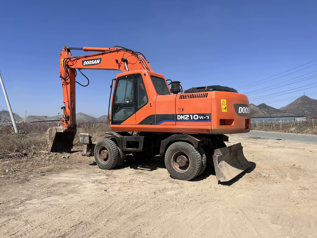DOOSAN DH210W-7 - Tekerlekli ekskavatör: fotoğraf 1 DOOSAN DH210W-7 - Tekerlekli ekskavatör: fotoğraf 1