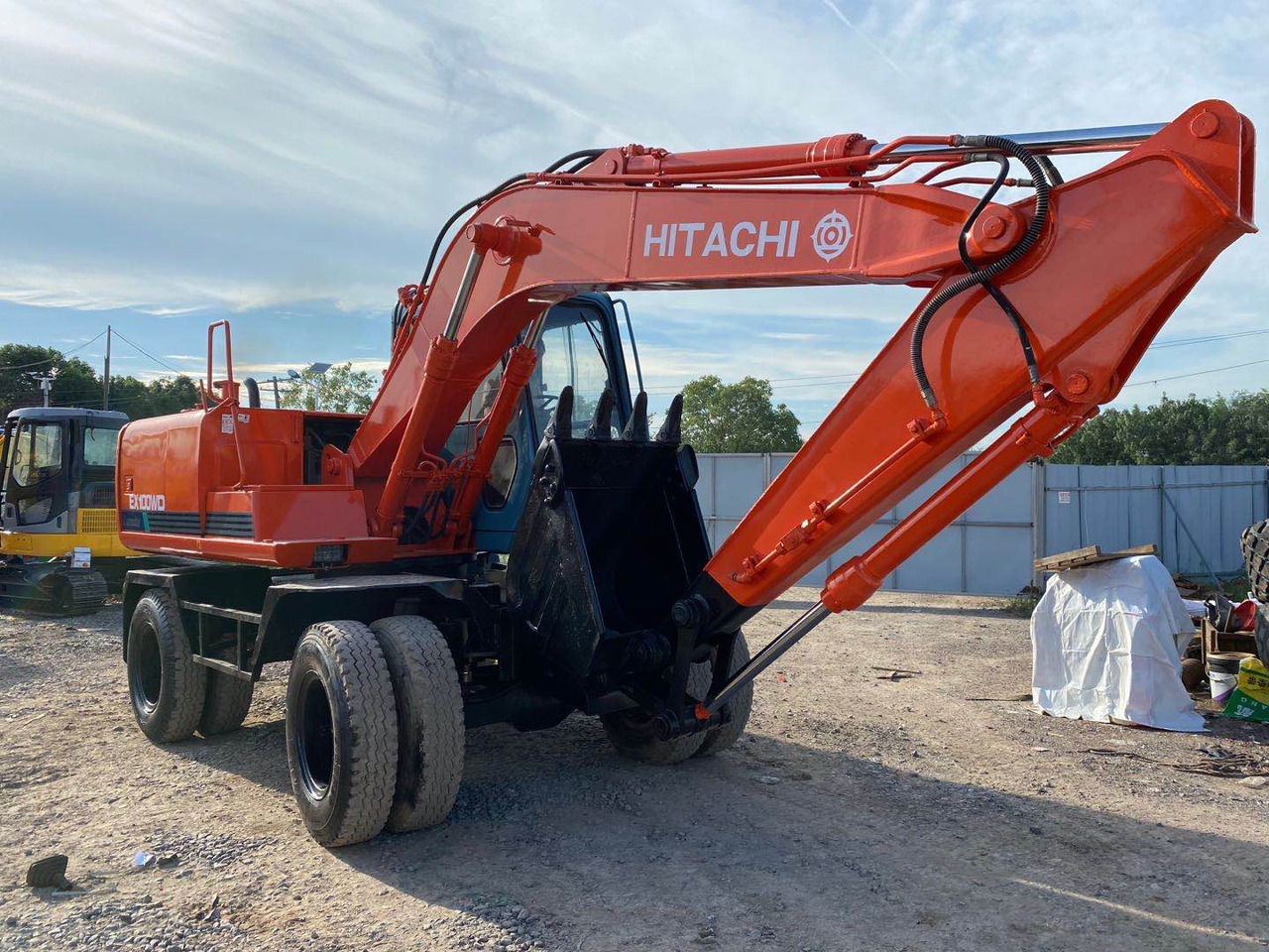 HITACHI EX100WD - Tekerlekli ekskavatör: fotoğraf 2 HITACHI EX100WD - Tekerlekli ekskavatör: fotoğraf 2