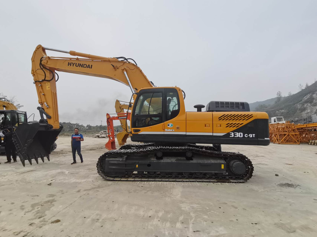 HYUNDAI R330LC-9T - Paletli ekskavatör: fotoğraf 2 HYUNDAI R330LC-9T - Paletli ekskavatör: fotoğraf 2