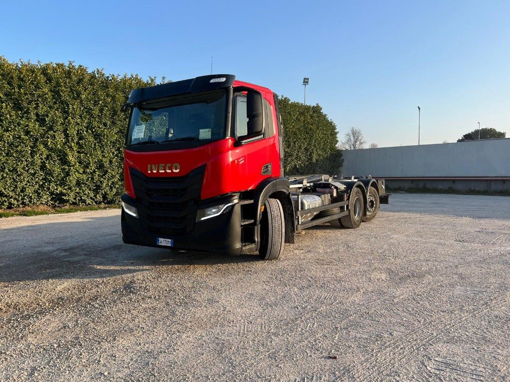 IVECO X-WAY AD260 NUOVO TARGATO SCARRABILE - Kancalı yükleyici kamyon: fotoğraf 1 IVECO X-WAY AD260 NUOVO TARGATO SCARRABILE - Kancalı yükleyici kamyon: fotoğraf 1