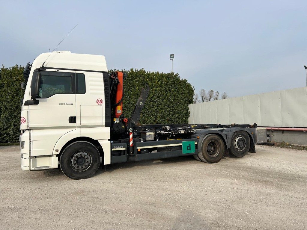 MAN TGX 26.480 SCARRABILE CON GRU DIETRO CABINA - Kancalı yükleyici kamyon: fotoğraf 2 MAN TGX 26.480 SCARRABILE CON GRU DIETRO CABINA - Kancalı yükleyici kamyon: fotoğraf 2