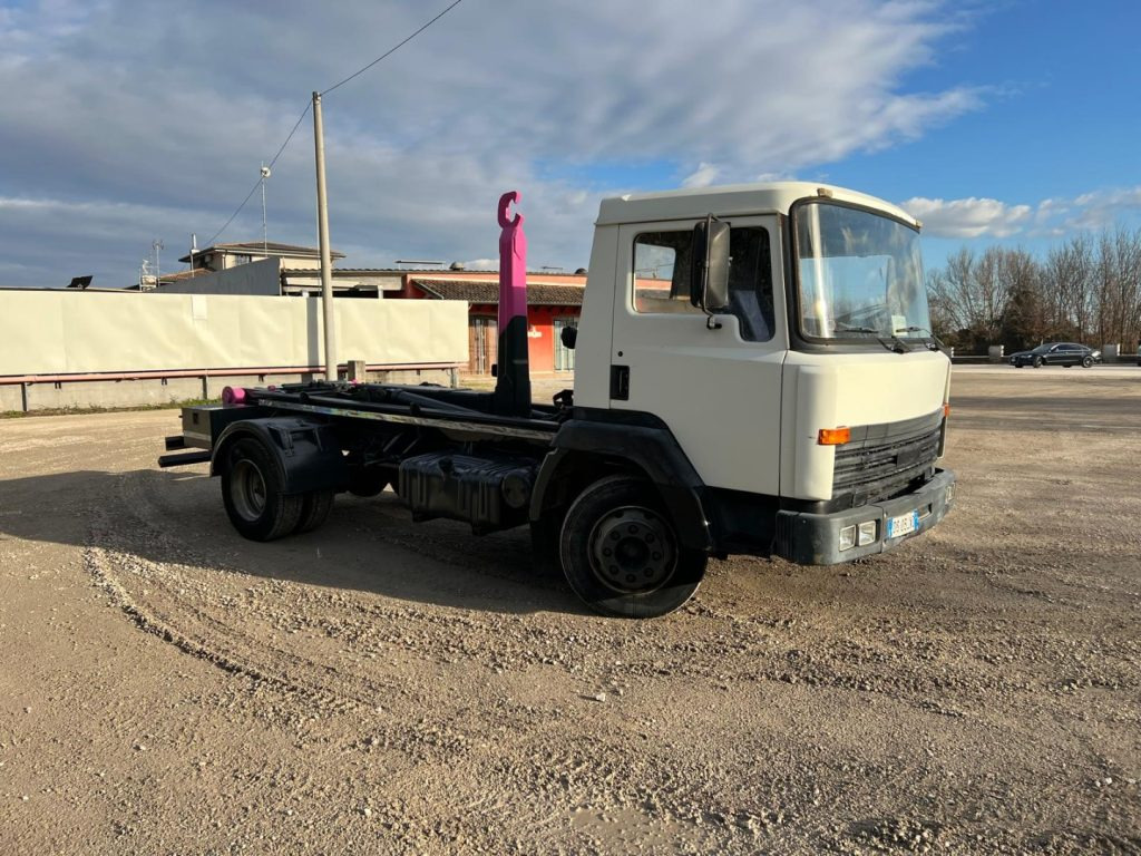 Kancalı yükleyici kamyon NISSAN 130/115 SCARRABILE: fotoğraf 6