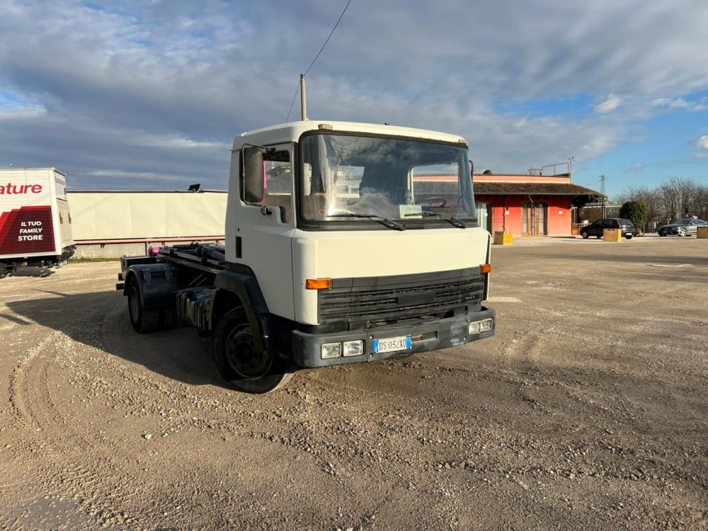 Kancalı yükleyici kamyon NISSAN 130/115 SCARRABILE: fotoğraf 7