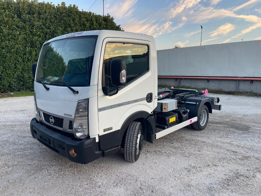 NISSAN NT400 SCARRABILE PATENTE B - Kancalı yükleyici kamyon: fotoğraf 1 NISSAN NT400 SCARRABILE PATENTE B - Kancalı yükleyici kamyon: fotoğraf 1