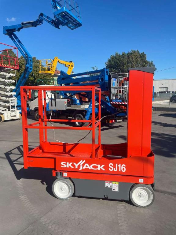 SkyJack SJ-16 - Dikey platform: fotoğraf 1 SkyJack SJ-16 - Dikey platform: fotoğraf 1