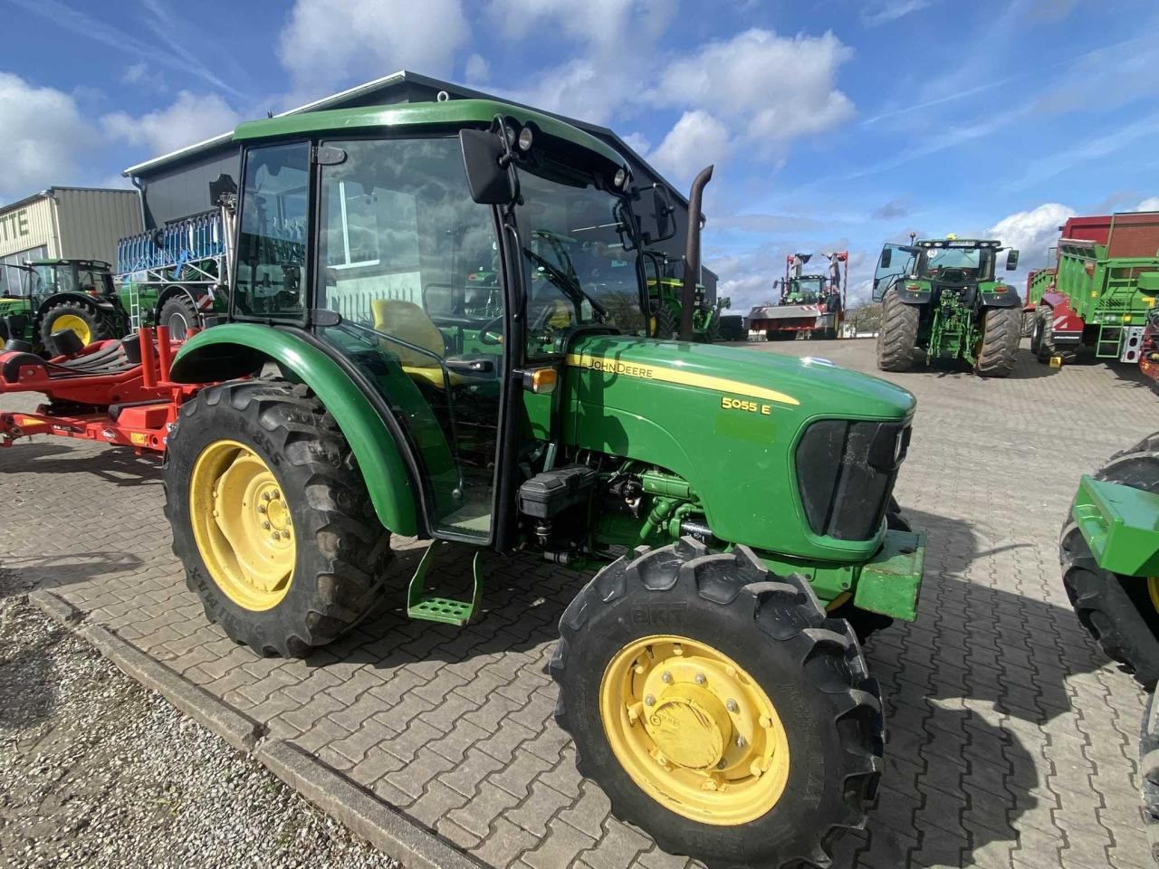 John Deere 5055E - Traktör: fotoğraf 1 John Deere 5055E - Traktör: fotoğraf 1