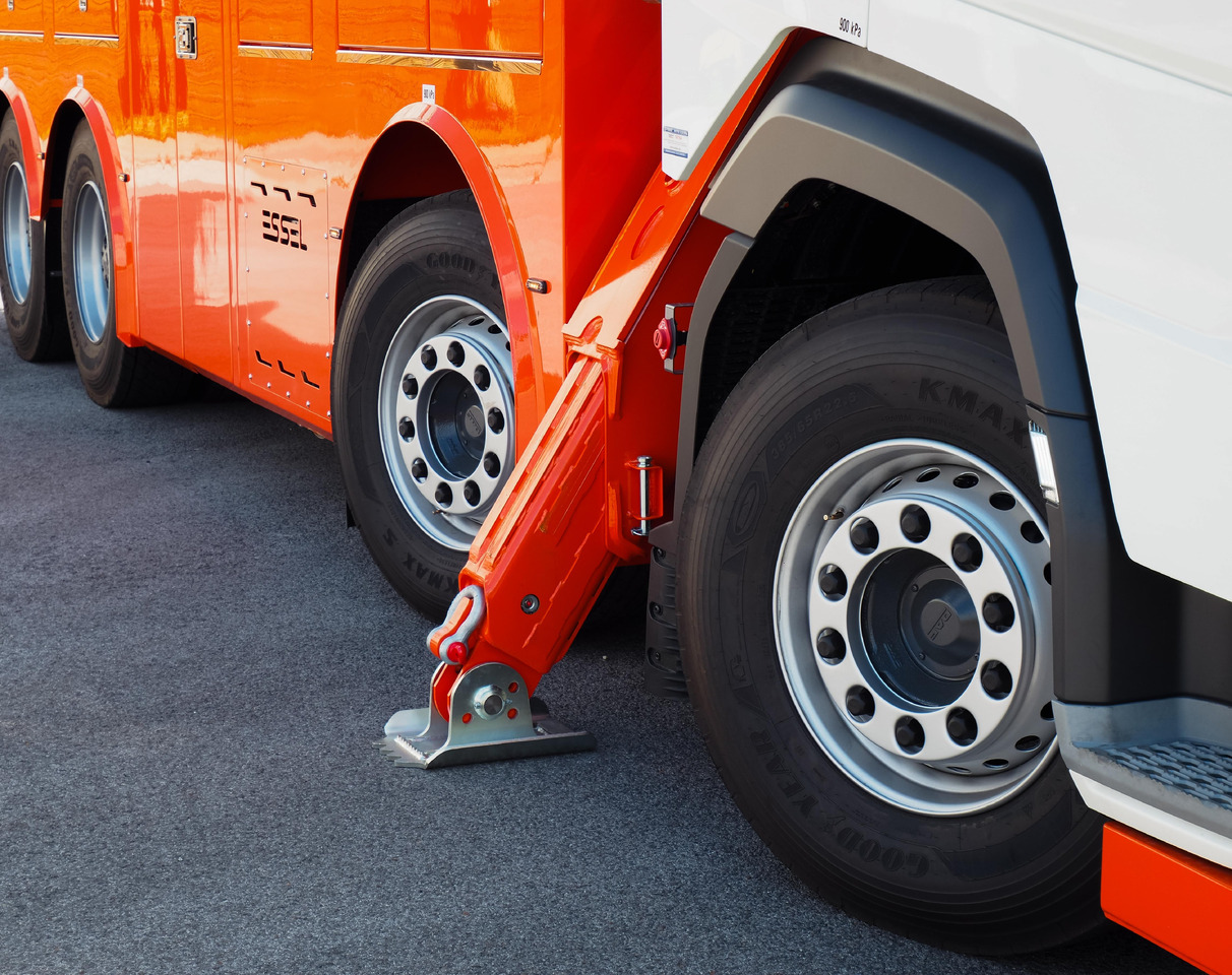 DAF530 FAD 8x4 T-REX 5- winches WHITE RHD - Çekici kamyonu: fotoğraf 5 DAF530 FAD 8x4 T-REX 5- winches WHITE RHD - Çekici kamyonu: fotoğraf 5