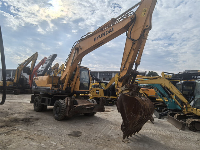 Hyundai R210W-9S - Tekerlekli ekskavatör: fotoğraf 4 Hyundai R210W-9S - Tekerlekli ekskavatör: fotoğraf 4