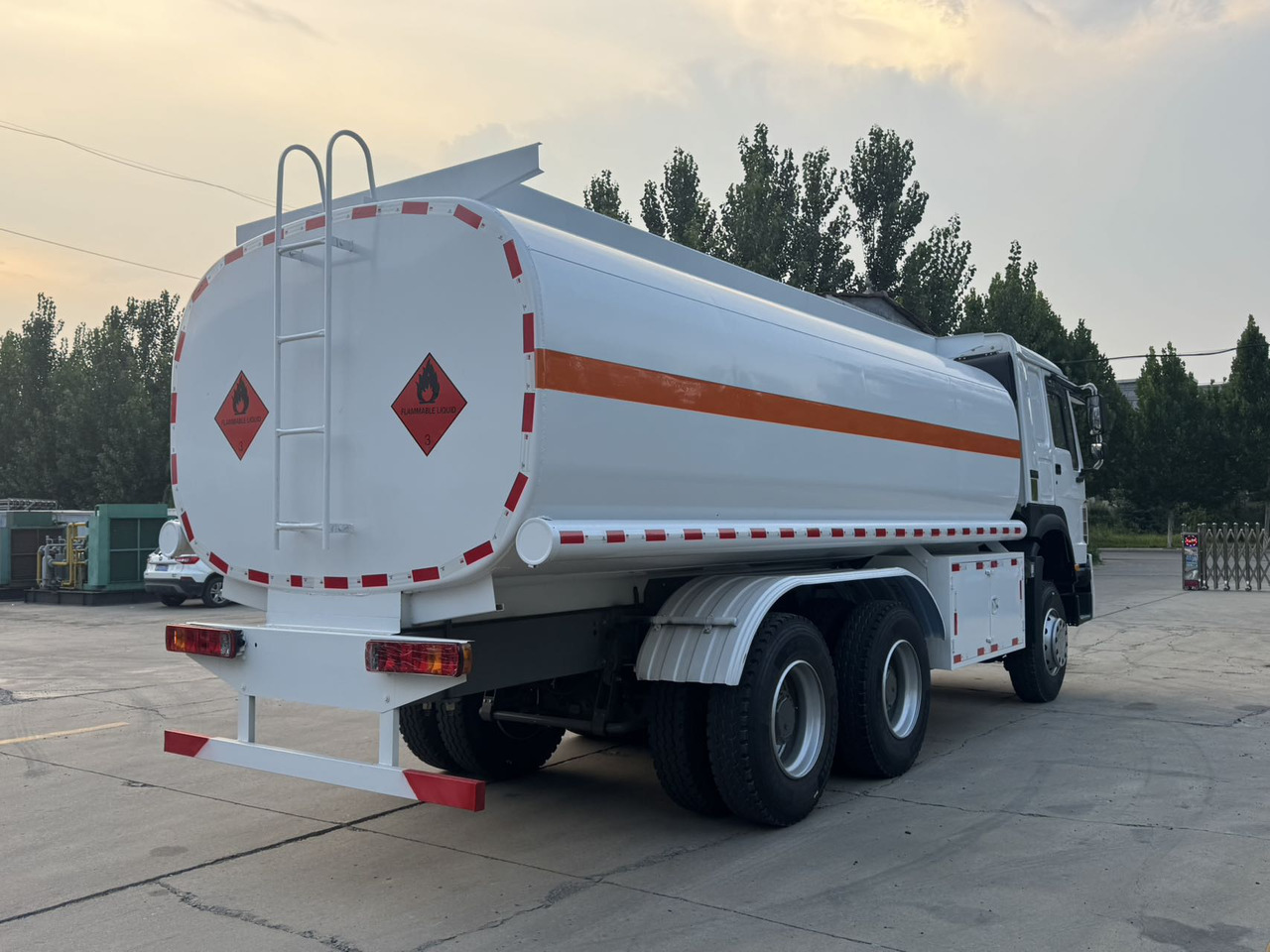 SINOTRUK Howo Fuel Tanker Click Here For DISCOUNT - Tanker kamyon: fotoğraf 5 SINOTRUK Howo Fuel Tanker Click Here For DISCOUNT - Tanker kamyon: fotoğraf 5