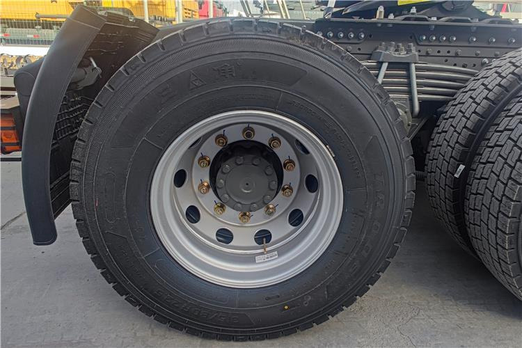 Sinotruk Howo 380hp 6x4 truck tractor for sale in Congo - Çekici: fotoğraf 4 Sinotruk Howo 380hp 6x4 truck tractor for sale in Congo - Çekici: fotoğraf 4