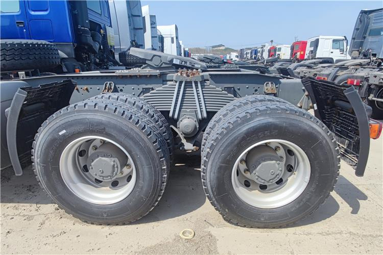 Sinotruk Used Howo 400hp 6x4 Truck Tractor for Sale In Nigeria - Çekici: fotoğraf 4 Sinotruk Used Howo 400hp 6x4 Truck Tractor for Sale In Nigeria - Çekici: fotoğraf 4