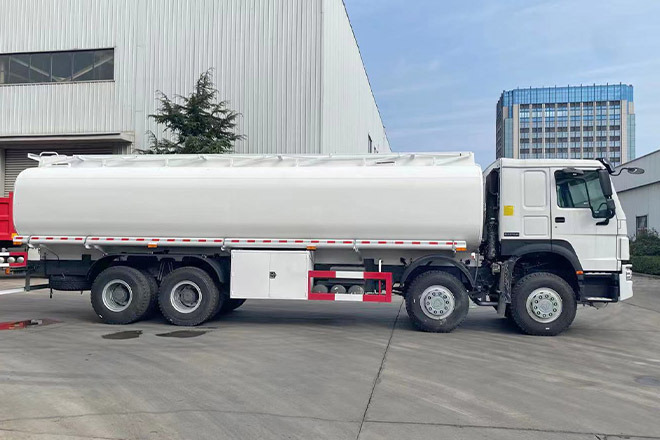 SINOTRUK Howo 371 Petrol Tank Truck Price for Sale in Saudi Arabia - Tanker kamyon: fotoğraf 4 SINOTRUK Howo 371 Petrol Tank Truck Price for Sale in Saudi Arabia - Tanker kamyon: fotoğraf 4