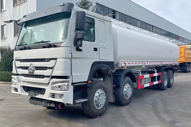SINOTRUK Howo 371 Petrol Tank Truck Price for Sale in Saudi Arabia - Tanker kamyon: fotoğraf 1 SINOTRUK Howo 371 Petrol Tank Truck Price for Sale in Saudi Arabia - Tanker kamyon: fotoğraf 1