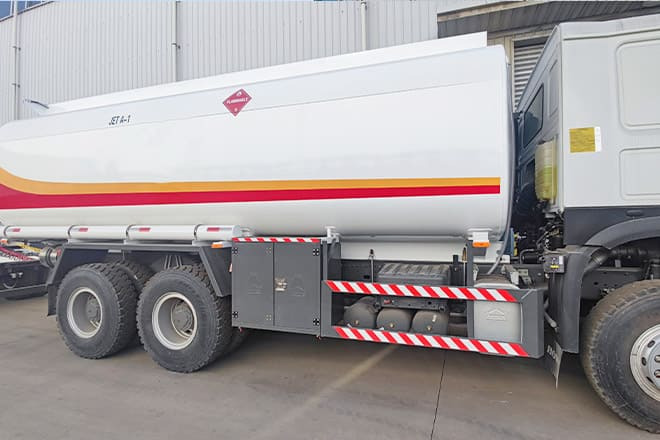 SINOTRUK Sinotruk Howo Fuel Tanker Truck Price for Sale in Ghana - Tanker kamyon: fotoğraf 2 SINOTRUK Sinotruk Howo Fuel Tanker Truck Price for Sale in Ghana - Tanker kamyon: fotoğraf 2