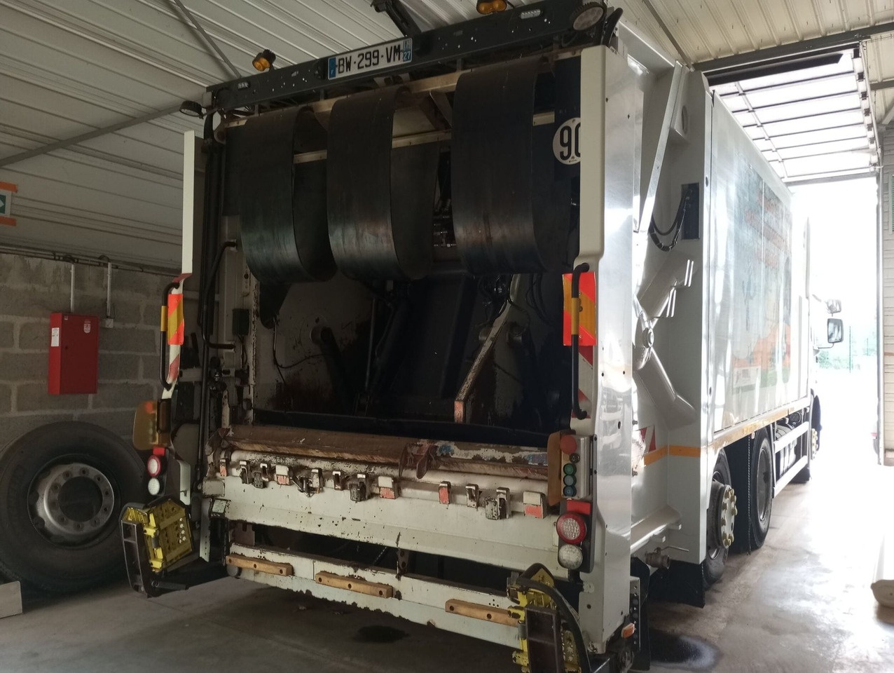 BOM de marque Renault 310 DXI - benne SEMAT bi compartiment - boite de vitesse récente de 5000 km - 2 pneus neufs - dernier passage aux mines en septembre 2023 - arrêt de circulation octobre 2023 - ba - Çöp kamyonu: fotoğraf 3 BOM de marque Renault 310 DXI - benne SEMAT bi compartiment - boite de vitesse récente de 5000 km - 2 pneus neufs - dernier passage aux mines en septembre 2023 - arrêt de circulation octobre 2023 - ba - Çöp kamyonu: fotoğraf 3