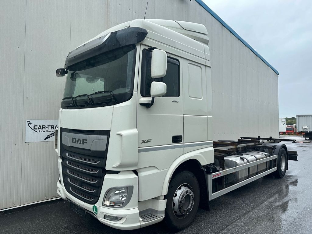 DAF XF 460 SpaceCab Retarder TÜV neu - Konteynır taşıyıcı/ Yedek karoser kamyon: fotoğraf 1 DAF XF 460 SpaceCab Retarder TÜV neu - Konteynır taşıyıcı/ Yedek karoser kamyon: fotoğraf 1