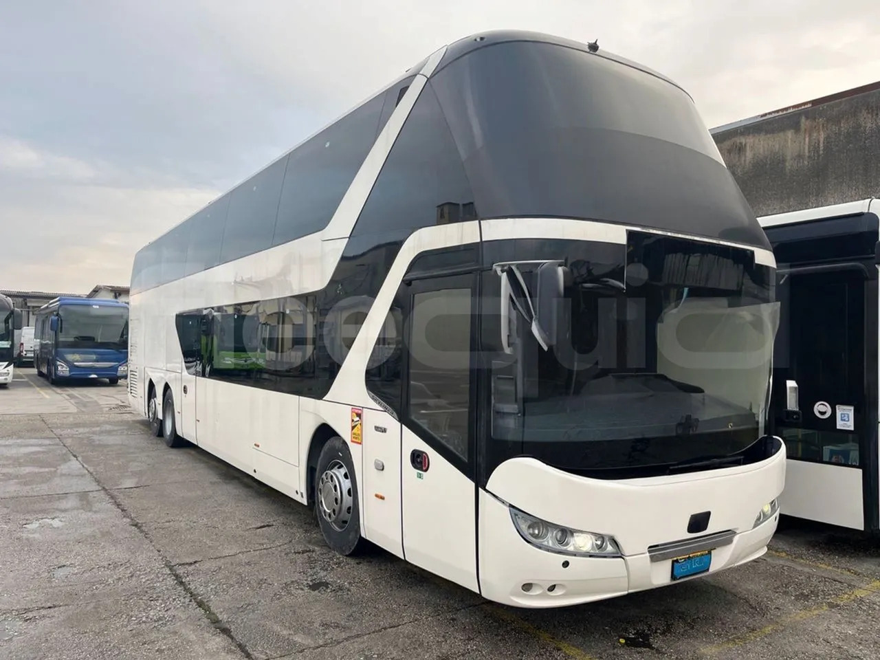 Neoplan Skyliner - Çift katlı otobüs: fotoğraf 1 Neoplan Skyliner - Çift katlı otobüs: fotoğraf 1