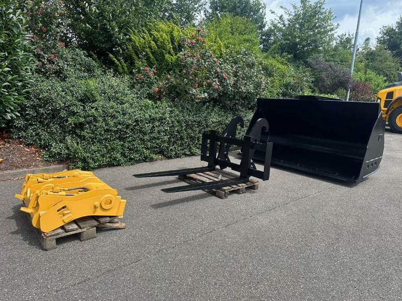 Cat 938M Fusion coupler, Bucket, Forks - Çabuk bağlantı - İş makinaları: fotoğraf 2 Cat 938M Fusion coupler, Bucket, Forks - Çabuk bağlantı - İş makinaları: fotoğraf 2