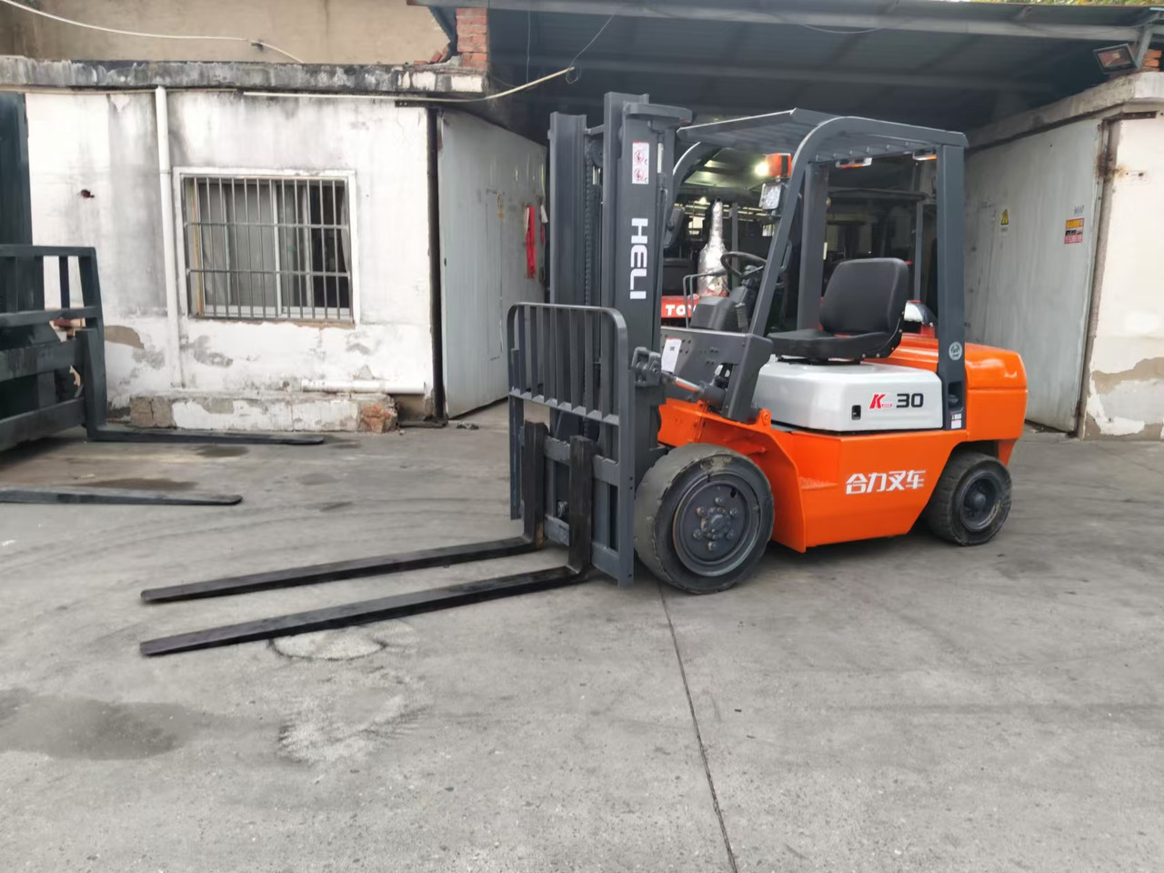 HELI k30 used 3 ton diesel forklift Customizable mast clamps low price - Dizel forklift: fotoğraf 2 HELI k30 used 3 ton diesel forklift Customizable mast clamps low price - Dizel forklift: fotoğraf 2