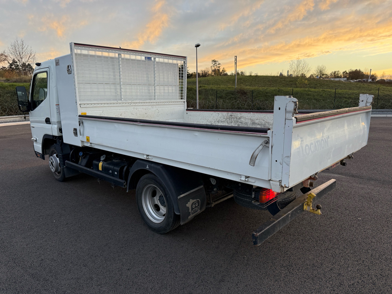 Mitsubishi Canter Fuso - Damperli kamyonet: fotoğraf 3 Mitsubishi Canter Fuso - Damperli kamyonet: fotoğraf 3