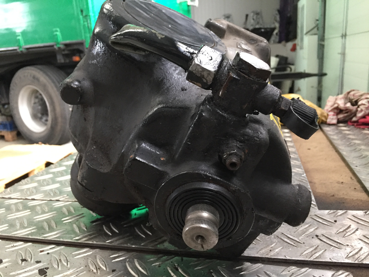 Gebrauchtes Lenkgetriebe MAN TGA 18.430, Artikel - Nr.: 81.46200-6410 - Direksiyon kutusu - Kamyon: fotoğraf 4 Gebrauchtes Lenkgetriebe MAN TGA 18.430, Artikel - Nr.: 81.46200-6410 - Direksiyon kutusu - Kamyon: fotoğraf 4