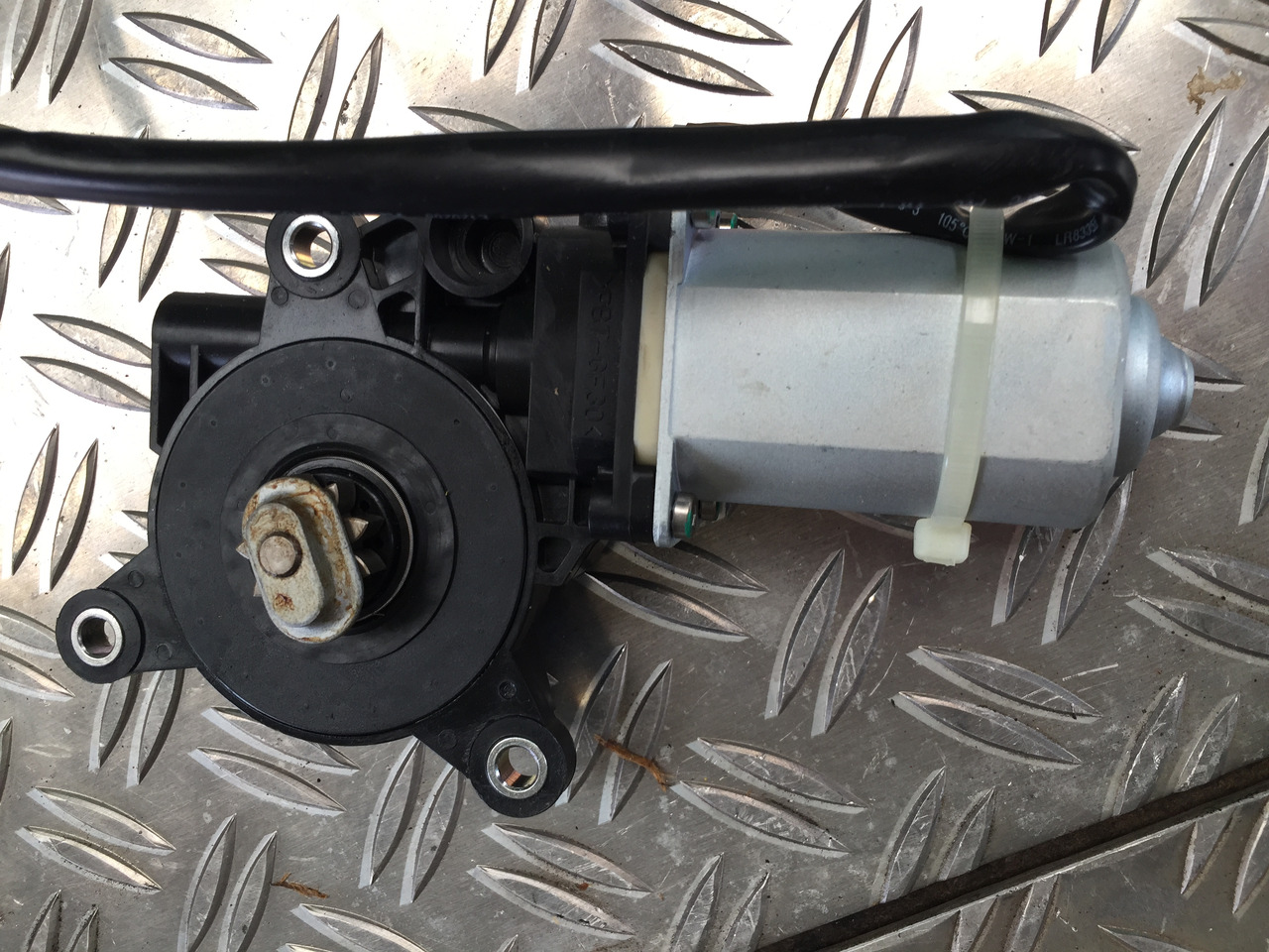 Neuwertiger MAN TGA Elektrischer Fensterheber Motor, Artikel - Nr. : 81.28601 - 6143 - Cam kaldırma motoru - Kamyon: fotoğraf 4 Neuwertiger MAN TGA Elektrischer Fensterheber Motor, Artikel - Nr. : 81.28601 - 6143 - Cam kaldırma motoru - Kamyon: fotoğraf 4