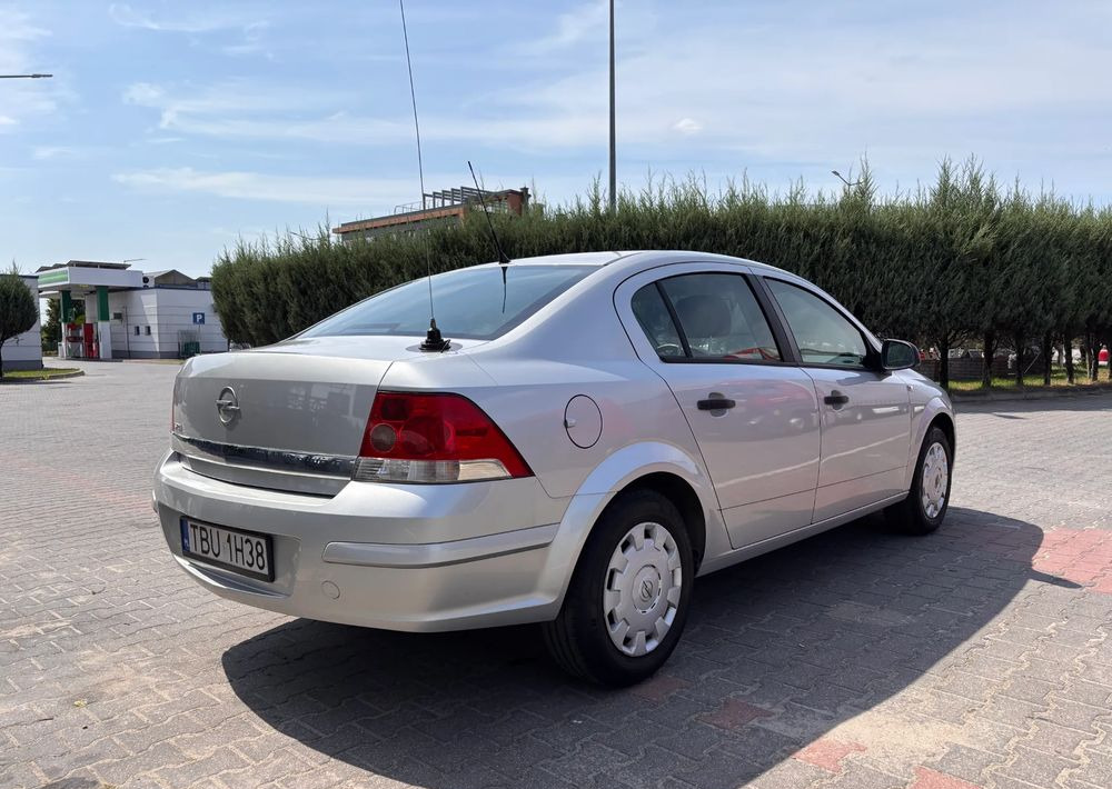 Opel Astra 1.6 Edition - Sedan araba: fotoğraf 4 Opel Astra 1.6 Edition - Sedan araba: fotoğraf 4