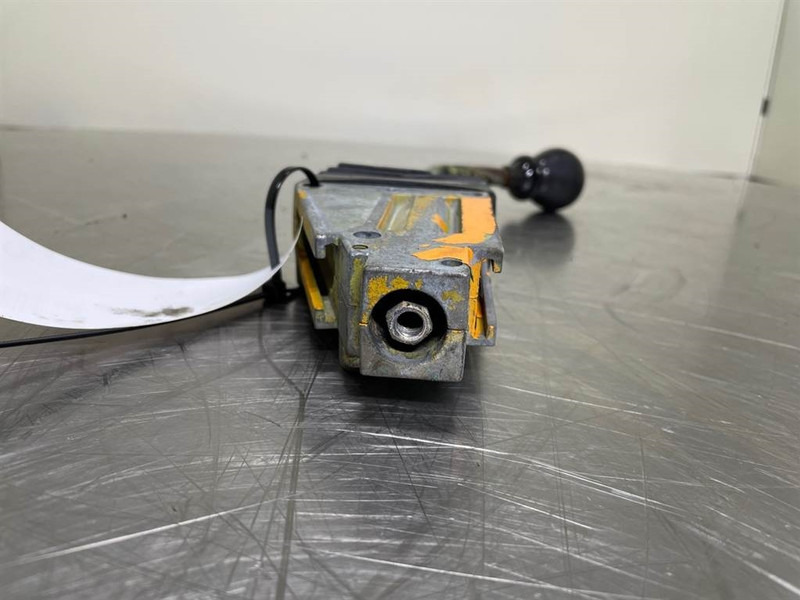 Zettelmeyer ZL801 - Levers/Hebels/Hendels - Kabin ve iç mekan - İş makinaları: fotoğraf 2 Zettelmeyer ZL801 - Levers/Hebels/Hendels - Kabin ve iç mekan - İş makinaları: fotoğraf 2