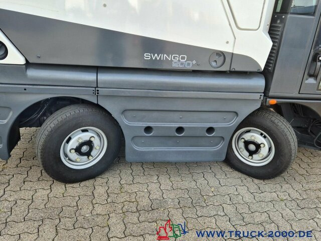 Schmidt Swingo 200+ Comp. 4 Radlenkung Kehren & Sprühen - Yol süpürme aracı: fotoğraf 2 Schmidt Swingo 200+ Comp. 4 Radlenkung Kehren & Sprühen - Yol süpürme aracı: fotoğraf 2