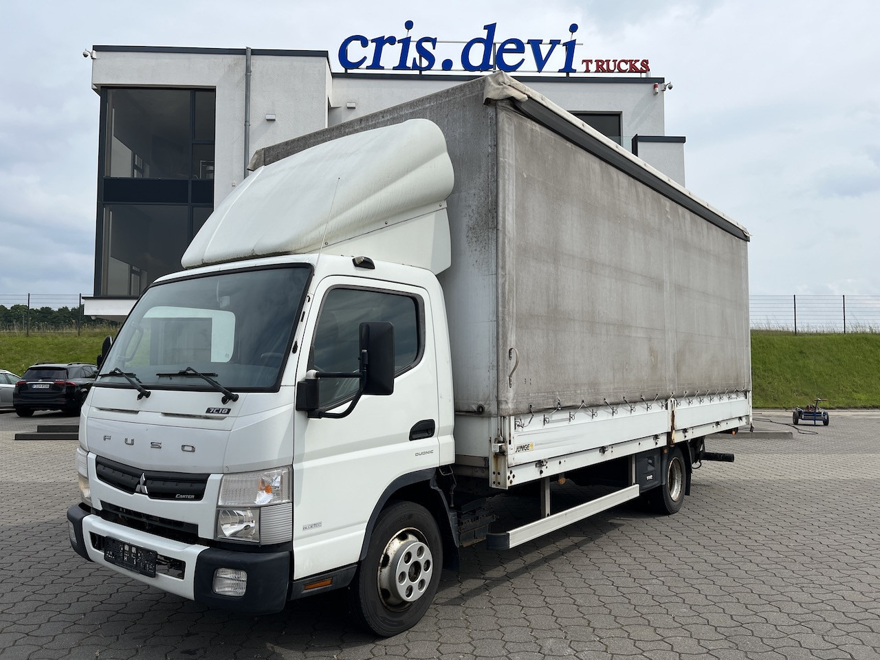 FUSO Canter 7C18 4x2 Ladebordwand Getriebeschaden - Tenteli kamyonet: fotoğraf 1 FUSO Canter 7C18 4x2 Ladebordwand Getriebeschaden - Tenteli kamyonet: fotoğraf 1
