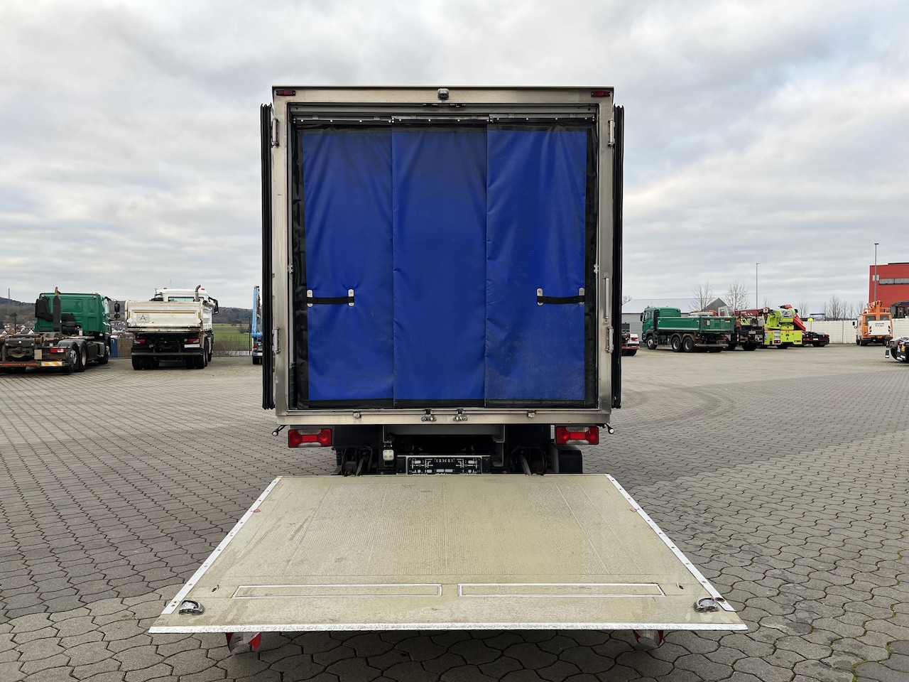 Iveco 70C18 Daily Tiefkühlkoffer mit Ladebordwand - Frigorifik kamyonet: fotoğraf 4 Iveco 70C18 Daily Tiefkühlkoffer mit Ladebordwand - Frigorifik kamyonet: fotoğraf 4
