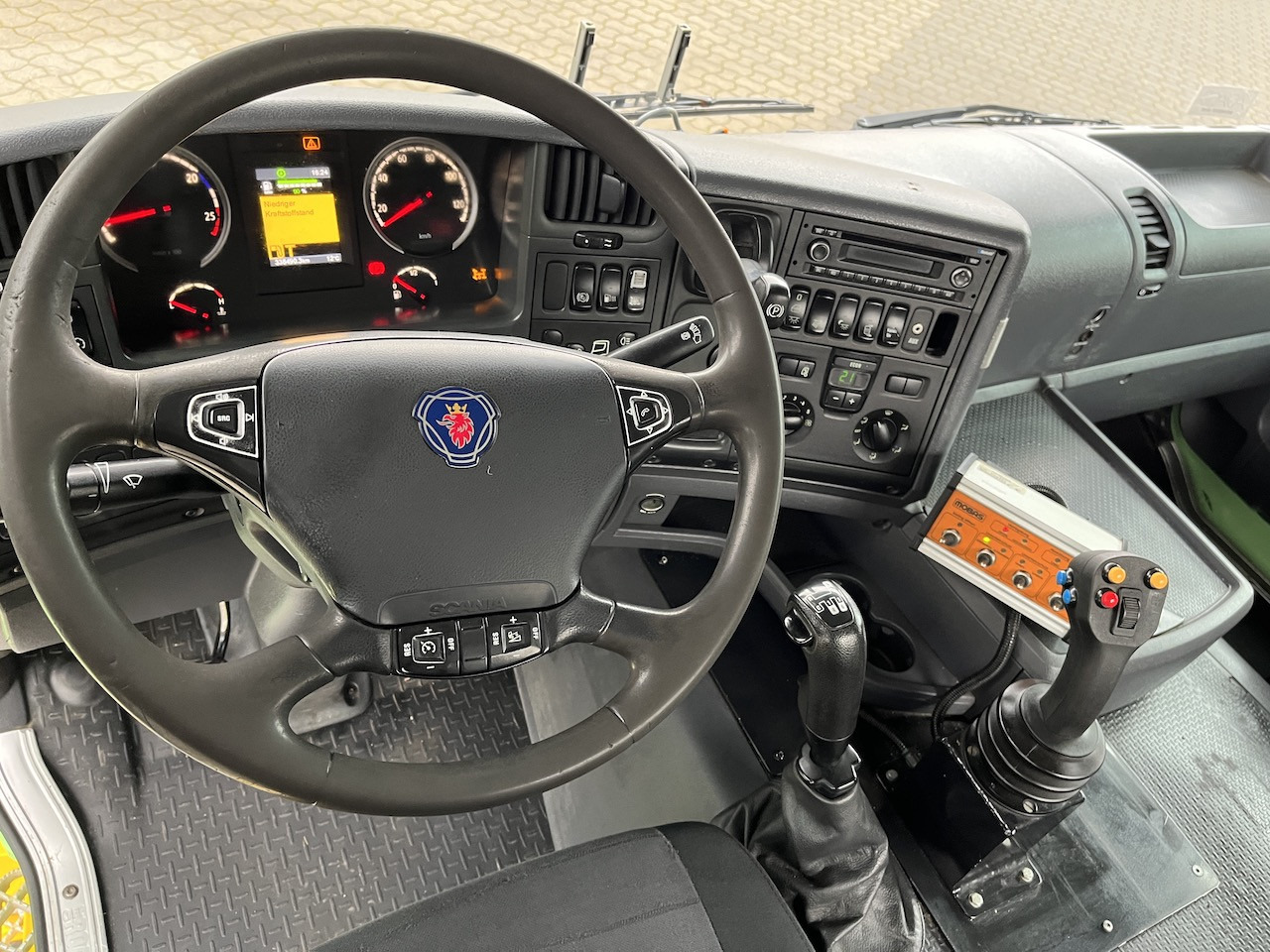 Scania G 450 8x4 Trösch Abrollkipper - Kancalı yükleyici kamyon: fotoğraf 2 Scania G 450 8x4 Trösch Abrollkipper - Kancalı yükleyici kamyon: fotoğraf 2