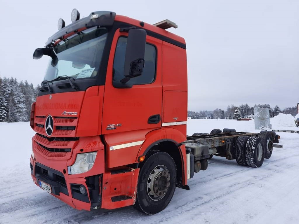Mercedes-Benz Actros 2545 - Şasi kamyon: fotoğraf 1 Mercedes-Benz Actros 2545 - Şasi kamyon: fotoğraf 1