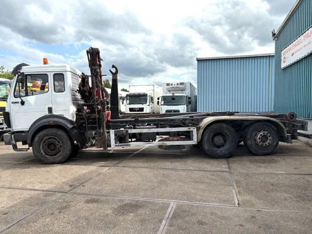 Mercedes-Benz SK 2527 6x2 HOOK-ARM SYSTEM WITH HMF CRANE (V6 ENGINE / ZF MANUAL GEARBOX / REDUCTION AXLE / STEEL SUSPENSION / P.T.O.) - Kancalı yükleyici kamyon, Vinçli kamyon: fotoğraf 5 Mercedes-Benz SK 2527 6x2 HOOK-ARM SYSTEM WITH HMF CRANE (V6 ENGINE / ZF MANUAL GEARBOX / REDUCTION AXLE / STEEL SUSPENSION / P.T.O.) - Kancalı yükleyici kamyon, Vinçli kamyon: fotoğraf 5