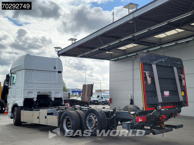 DAF XF 530 XF 6X2 2000kg Ladebordwand Lift+Steering-Axle Navi ACC Euro 6 - Şasi kamyon: fotoğraf 2 DAF XF 530 XF 6X2 2000kg Ladebordwand Lift+Steering-Axle Navi ACC Euro 6 - Şasi kamyon: fotoğraf 2