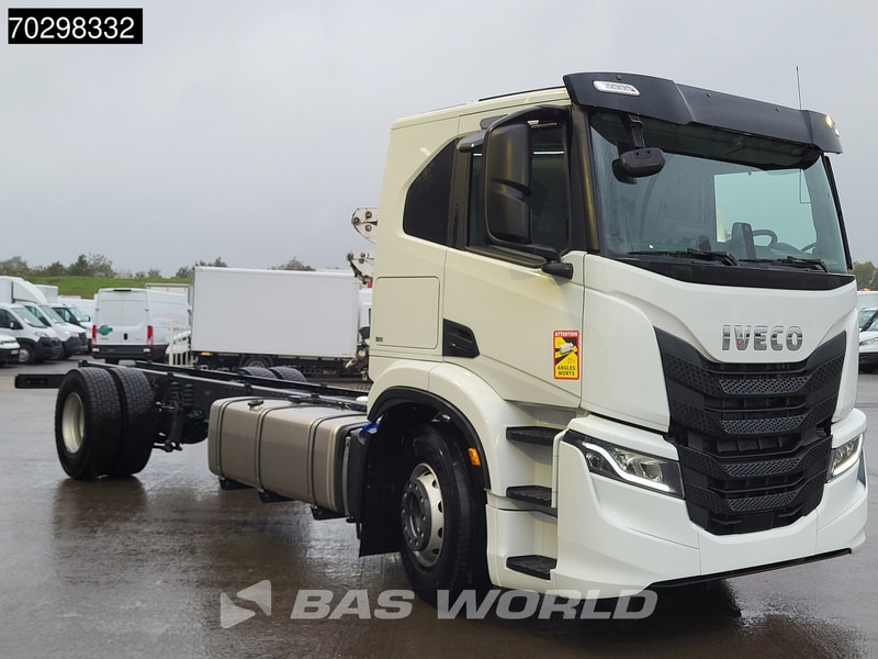 Iveco S-Way 340 4X2 NEW chassis! Automatic Navi ACC LED Euro 6 - Şasi kamyon: fotoğraf 3 Iveco S-Way 340 4X2 NEW chassis! Automatic Navi ACC LED Euro 6 - Şasi kamyon: fotoğraf 3