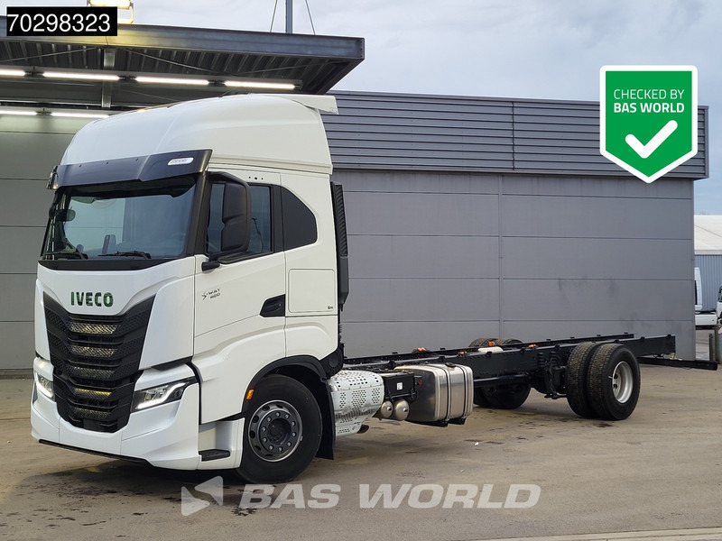 Iveco S-Way 420 4X2 NEW! Chassis, Automatic Standklima 2xTanks Euro 6 - Şasi kamyon: fotoğraf 1 Iveco S-Way 420 4X2 NEW! Chassis, Automatic Standklima 2xTanks Euro 6 - Şasi kamyon: fotoğraf 1