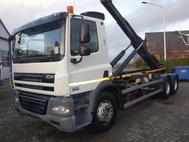 DAF 85.410 CF 6X4 STEEL SPRINGS MANUAL GEARBOX - Kancalı yükleyici kamyon: fotoğraf 1 DAF 85.410 CF 6X4 STEEL SPRINGS MANUAL GEARBOX - Kancalı yükleyici kamyon: fotoğraf 1