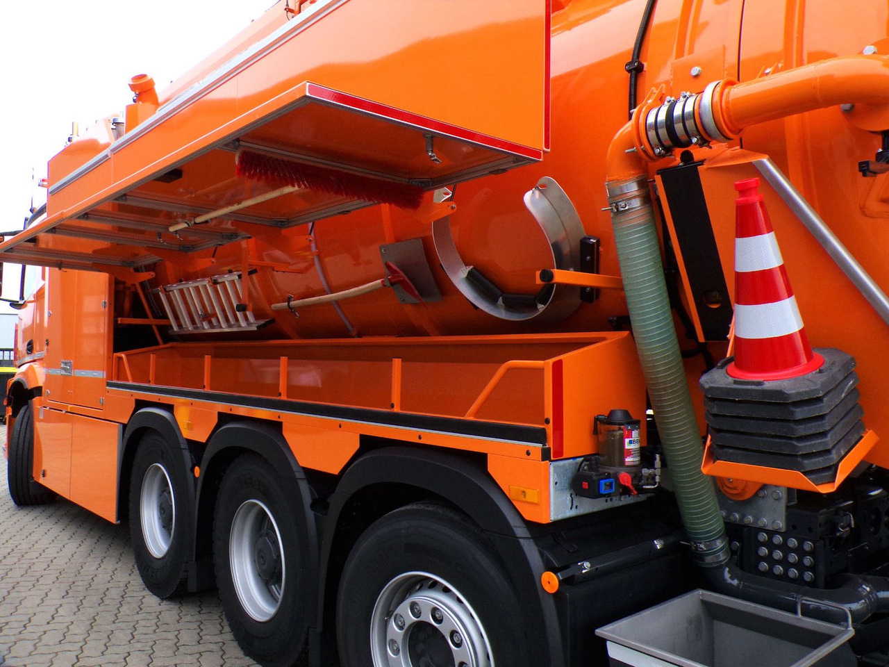 Mercedes-Benz Arocs 3551 8x4 Müller 16mCanalmaster F160EWA WRG - Vidanjör: fotoğraf 5 Mercedes-Benz Arocs 3551 8x4 Müller 16mCanalmaster F160EWA WRG - Vidanjör: fotoğraf 5