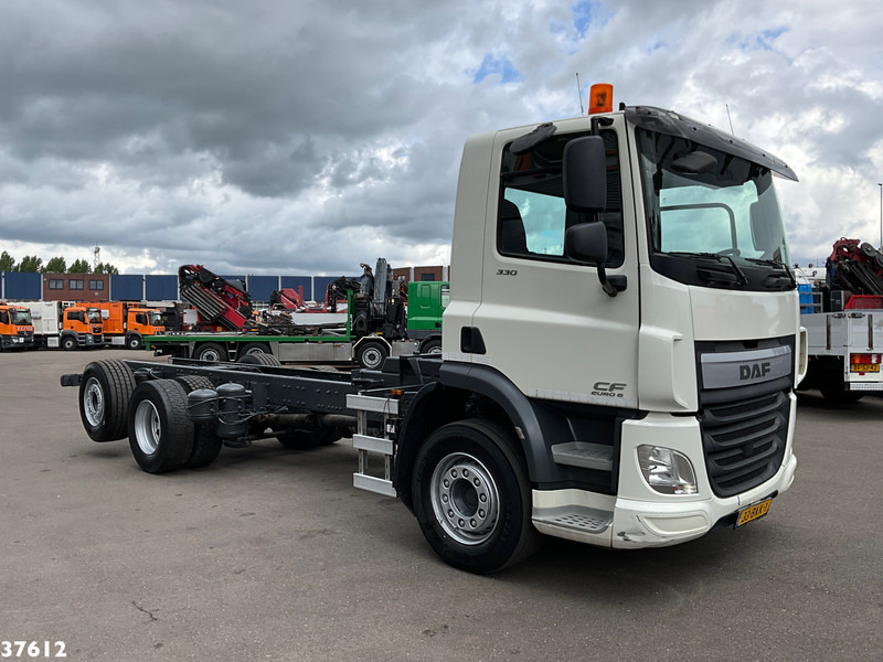 DAF FAN CF 330 Euro 6 Chassis cabine met kraanponton! Just 102.023 km! - Şasi kamyon: fotoğraf 3 DAF FAN CF 330 Euro 6 Chassis cabine met kraanponton! Just 102.023 km! - Şasi kamyon: fotoğraf 3