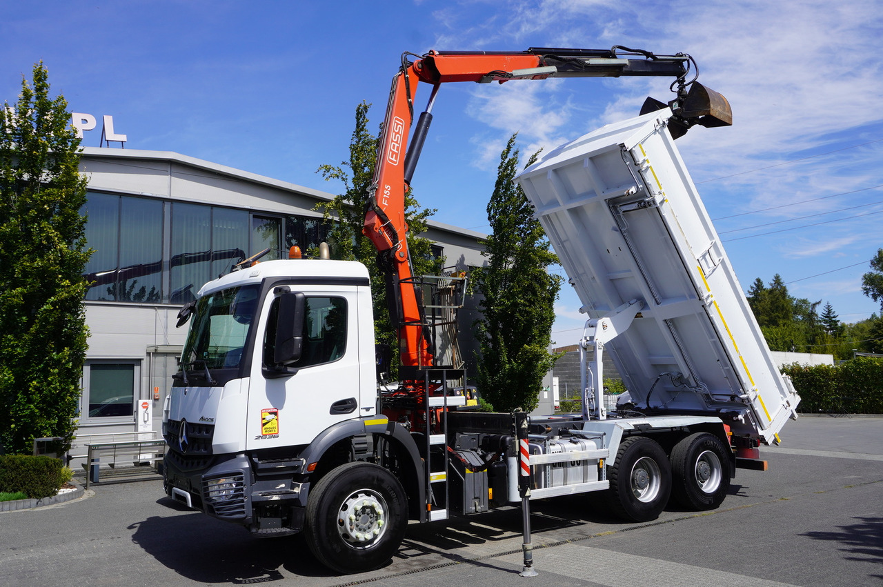 MERCEDES-BENZ Arocs 2636 / 6x4 / HDS Fassi / 3-Way Tipper / Bortmatic - Damperli kamyon, Vinçli kamyon: fotoğraf 1 MERCEDES-BENZ Arocs 2636 / 6x4 / HDS Fassi / 3-Way Tipper / Bortmatic - Damperli kamyon, Vinçli kamyon: fotoğraf 1