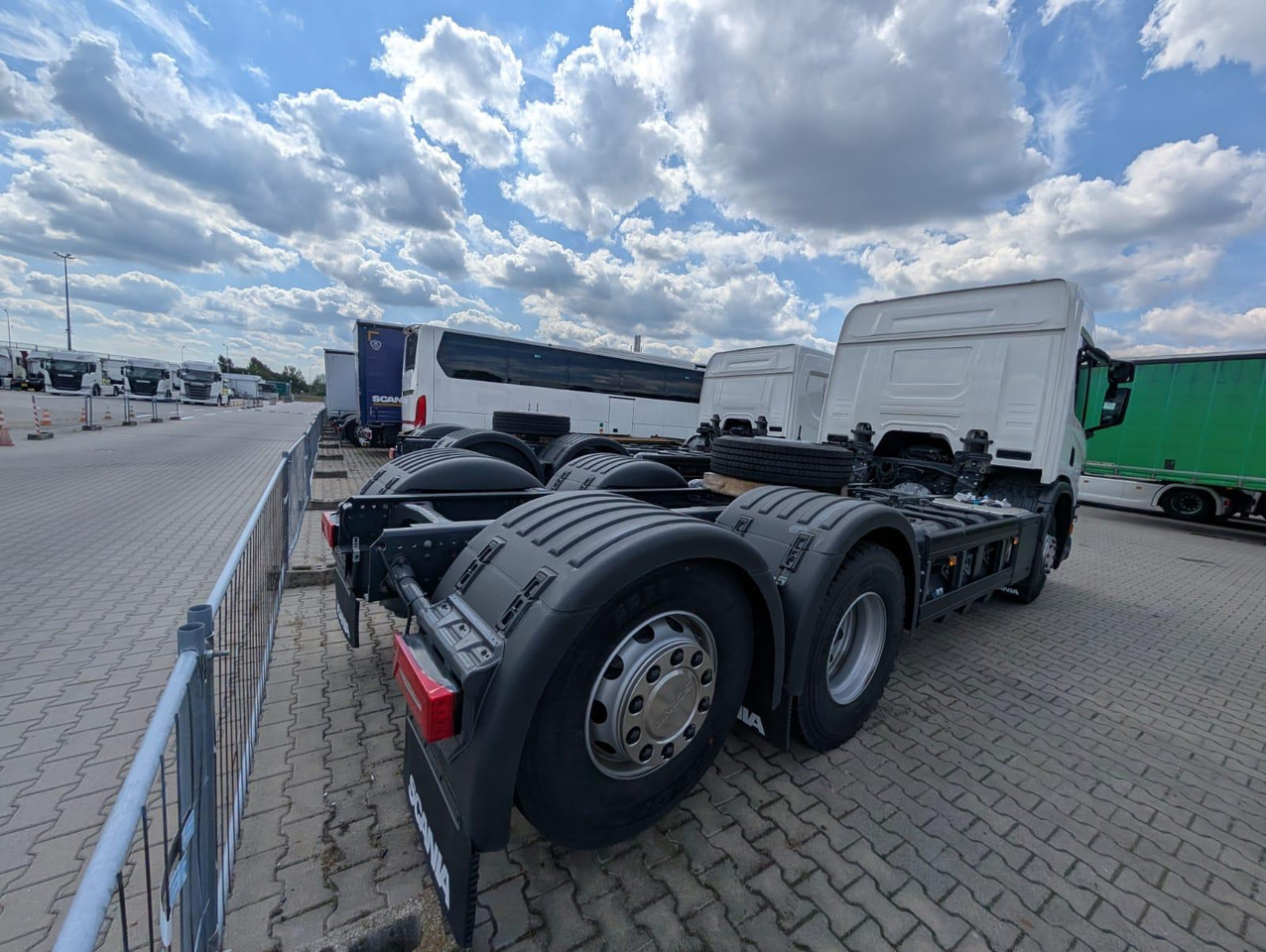 SCANIA P 340 B6x2*4NA / chassis frame / steering axle / CNG / large cab / 8 units - Şasi kamyon: fotoğraf 4 SCANIA P 340 B6x2*4NA / chassis frame / steering axle / CNG / large cab / 8 units - Şasi kamyon: fotoğraf 4